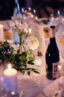 Ros'Arum_mariage tons blanc_champêtre_table invités_fleuriste mariage Rumilly