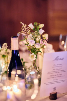 Ros'Arum_mariage tons blanc_champêtre_table invités_fleuriste mariage Rumilly