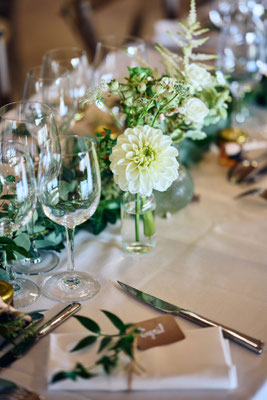 Ros'Arum_mariage tons blanc_champêtre_table invités_fleuriste mariage Rumilly