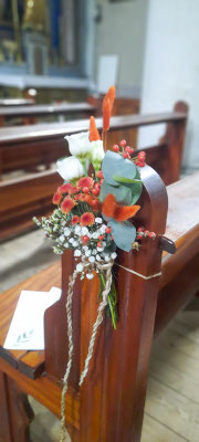 Ros Arum_mariage terracotta_décoration bancs église_fleuriste mariage Rumilly
