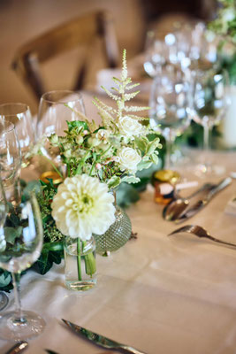 Ros'Arum_mariage tons blanc_champêtre_table d'honneur_fleuriste mariage Rumilly