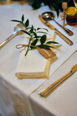 Ros'Arum_mariage tons blanc_champêtre_marque place invités_fleuriste mariage Rumilly