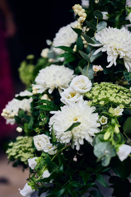 Ros'Arum_mariage tons blanc_champêtre_détails décoration église_fleuriste mariage Rumilly