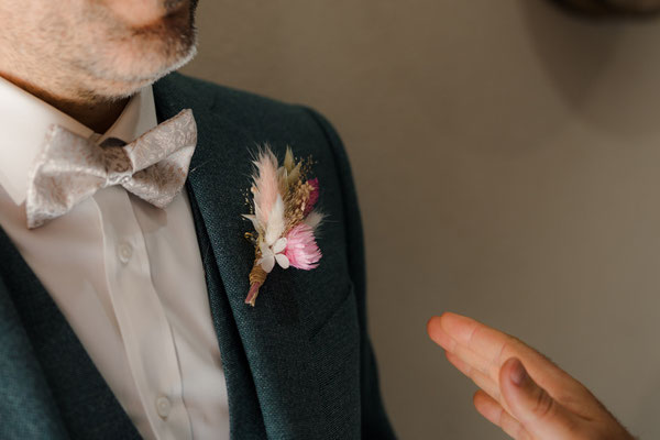 Ros Arum_camaieu de rose fleurs séchées_boutonnière marié_gros plan_fleuriste mariage Rumilly