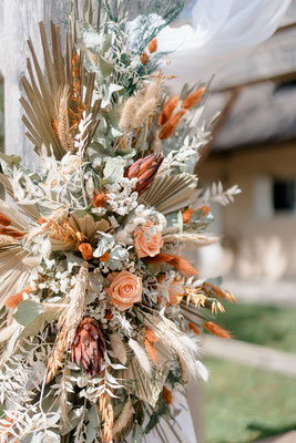 Ros Arum_mariage fleurs séchées champêtre_arche fleurie cérémonie laïque_détails_fleuriste mariage rumilly