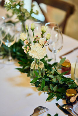 Ros'Arum_mariage tons blanc_champêtre_table invités_fleuriste mariage Rumilly