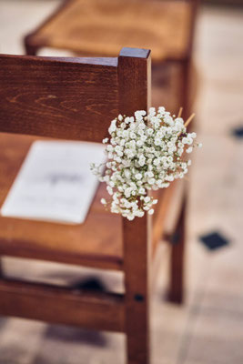 Ros'Arum_mariage tons blanc_champêtre_décoration bancs église_fleuriste mariage Rumilly