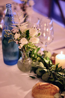 Ros'Arum_mariage tons blanc_champêtre_table invités_fleuriste mariage Rumilly