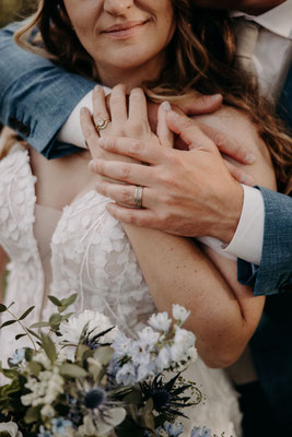 Ros Arum_mariage champêtre blanc et bleu_mariés_fleuriste mariage rumilly