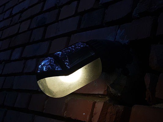 Lichtverschmutzung beeinträchtigt Glühwürmchen und andere Insekten. Deswegen haben wir z.B. diese Lampe etwas abgeschirmt. 