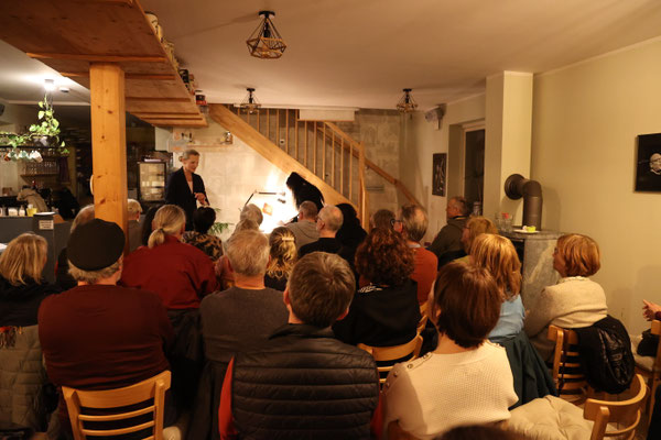 Volle Hütte! In der Golferia zur Kurzgeschichten-Nacht. Foto Frank Koppen