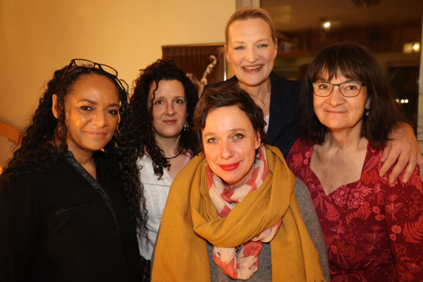 Abini Zöllner, Franziska Hauser, Susanne Schirdewahn, Maike Bartz und Antje Püpke in der Golferia zur Kurzgeschichten-Nacht an der M8 Foto: Frank Koppen