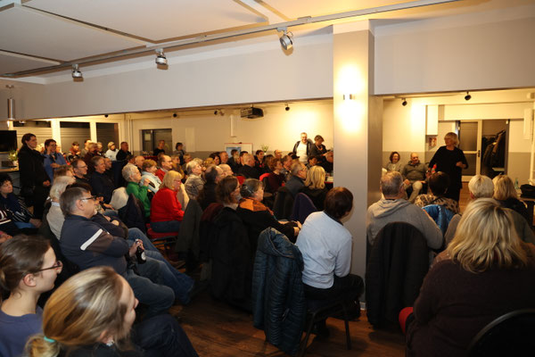 Noch mehr Gäste im FELIX-Punkt-Club bei der Kabarett-Nacht mit der grande dame des Kabaretts Gisela Oechelhaeuser. © Frank Koppen Foto Frank Koppen