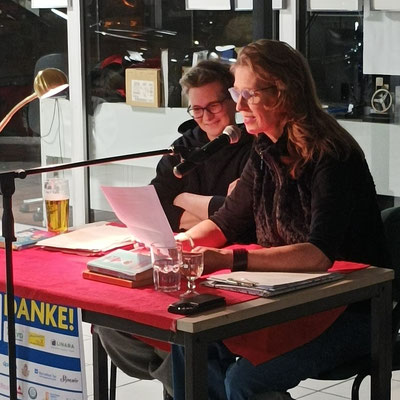 Kirsten Fuchs und Susanne M. Riedel bei der Lesebühnen-Nacht im Autohaus Lessing Foto Maluga