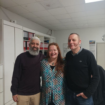 Aidin Halimi, Andrea Maluga und Ahne bei der Lesebühnen-Nacht im Autohaus Lessing Foto Maluga