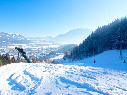 Blick vom Schanzenhang auf den Wilden Kaiser