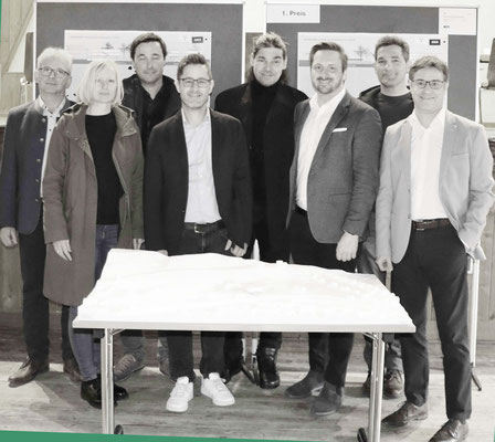 Vizebürgermeister Markus Vögele, Nina Hambrusch, Franz Dollinger, Michael Kreuzer, Architekt Thomas Groser, Bürgermeister Andreas Gang, Michael Kapeller und Florian Raggl (v.l.).  Foto:REGIONALMEDIEN KUFSTEIN/ NIMPF