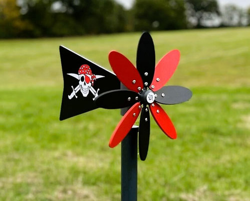 Deko-Windrad in rot-schwarz mit Piratenflagge