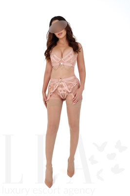 Amina Escort München in nude Lingerie – elegante High Class Escort Lady bei LEA Escort