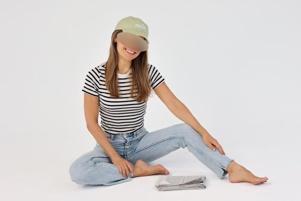 Authentische Escort Lady in Jeans und T-Shirt – natürliche Luxus Escort