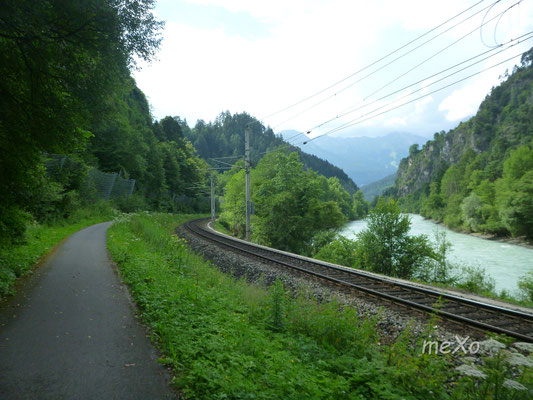 entlang der Bahn.