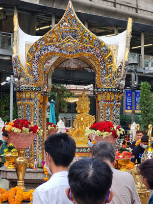 Erawan Tempel ... mit unterstützenden