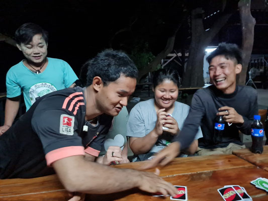 Abends beim UNO Spielen