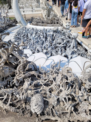 Due Gequälten aus der Hölle säumen den Weg zum Tempel
