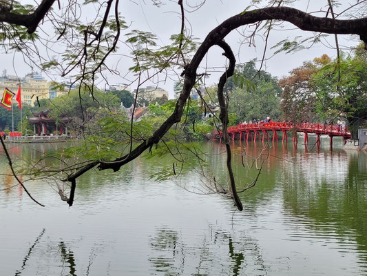 Blick auf den Ngoc Son Tempel mit japanischer Brücke