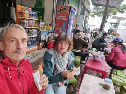 Gebackene Bananen und Süßkartoffeln, im Hintergrund werden helle, dünne Haare gezupft