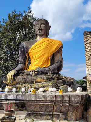 Auch dieser imposante Buddha ist Opfer des Krieges