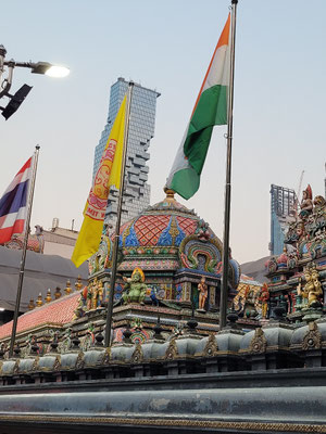 Hinduistischen Tempel inmitten von Hochhäusern
