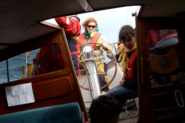 Skipperin am Steuer