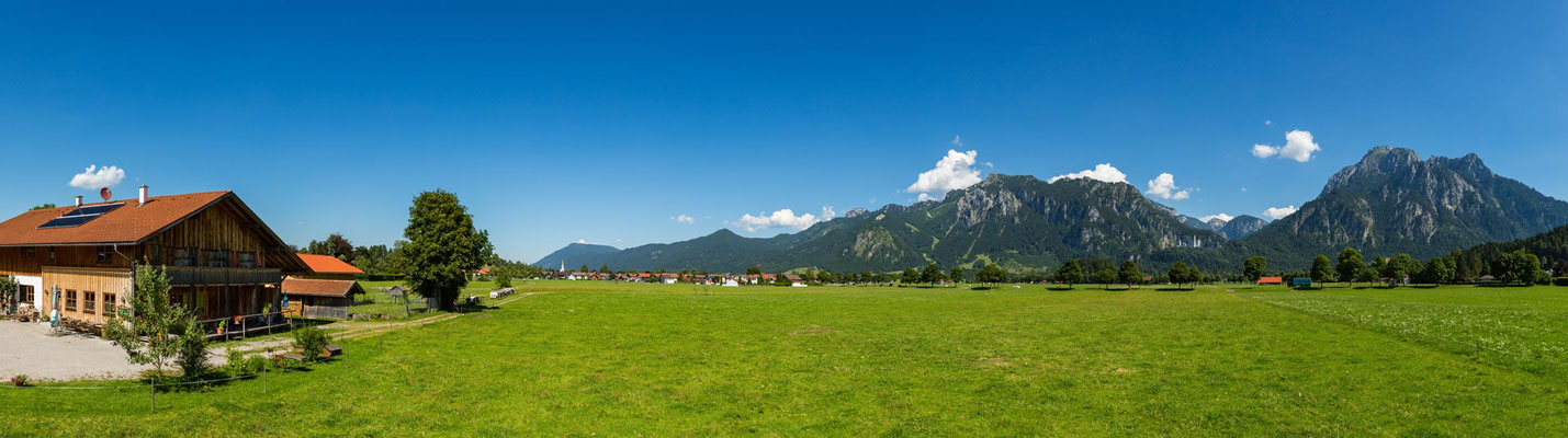 Bergpanorama mit Blick auf Schloss Neuschwanstein