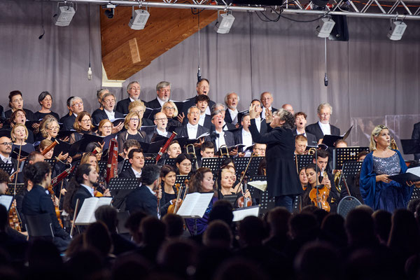 GUSTAV MAHLER Symphonie 2 & GULDA Cellokonzert - Philharmonie Salzburg, Steinbach am Attersee Foto © Mathias Lauringer - courtesy Kulturhauptstadt Europas Bad Ischl Salzkammergut 2024 und Gemeinde Steinbach
