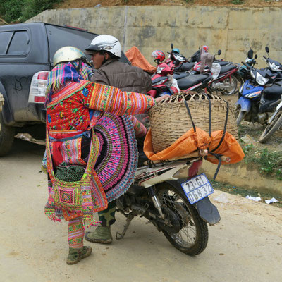 Les femmes Hmong se font conduire au marché en scooter