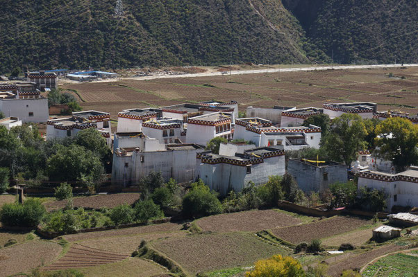 Les maisons blanches et rouges, typiques de la vallée de Xiangcheng
