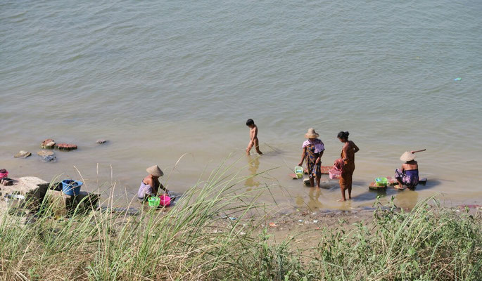 Toilette et lessive dans l'Irrawaddy