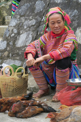 Vendeuse de poules sur le marché de Bac Ha