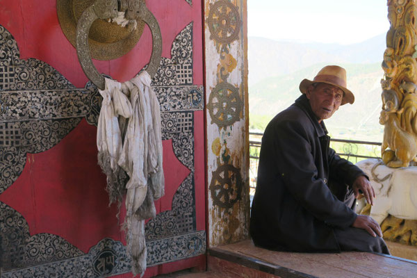 Sur les marches du monastère