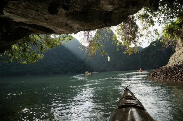 Kayak sous les pics karstiques