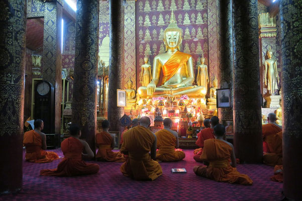 Prière du soir à Luang Prabang