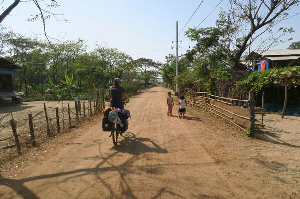 Traversée d'un petit village birman