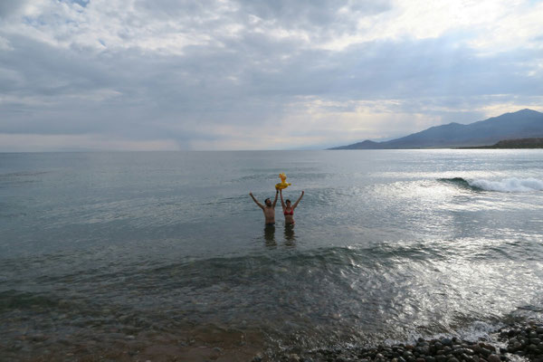 Baignade dans le lac Issyk kol, Kirghizistan