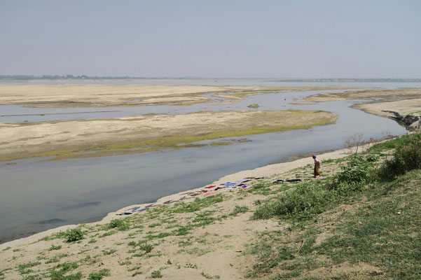 Sur les rives de l'Irrawaddy... le linge sèche sur la plage