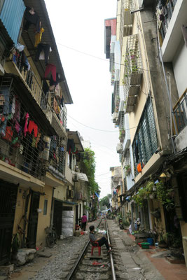 Les Hanoiens vivent dans la rue... et jusque sur les rails