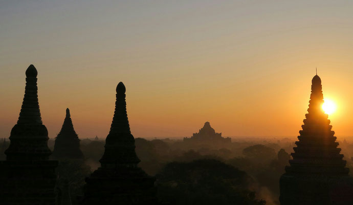 Lever de soleil sur Bagan depuis le Law ka Shaung