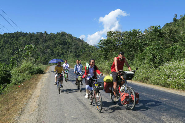 A l'approche de Vang vieng, beaucoup d'ecoliers nous tiennent compagnie pendant plusieurs km