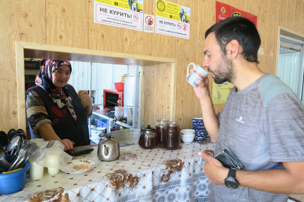Dans un petit restaurant aux abords du bazar