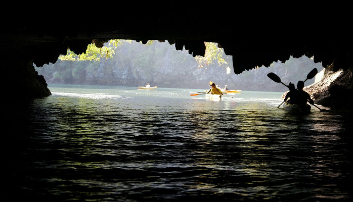 Kayak à travers les grottes... Heureusement que c'est marée basse!